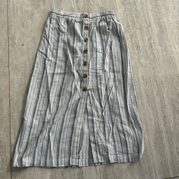 Aeropostale skirt with slit in front stretchy waist with tan buttons - Picture 1 of 3